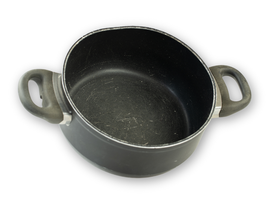 Alter kleiner Topf mit Kunststoffgriffen